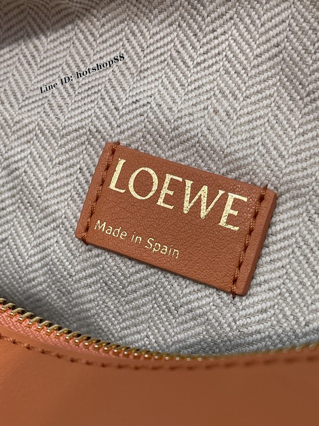 Loewe專櫃2022全新cubi全皮飯盒包 羅意威納帕牛皮便當包腋下包 型號10233 lyw1135